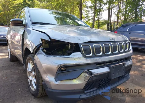 2022 Jeep Compass Latitude Lux 4X4 z USA, uszkodzony, nr VIN 3C4NJDFB4NT207018